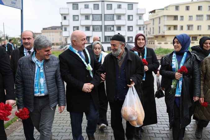 Bıyık, Darıcalılara karanfil dağıttı