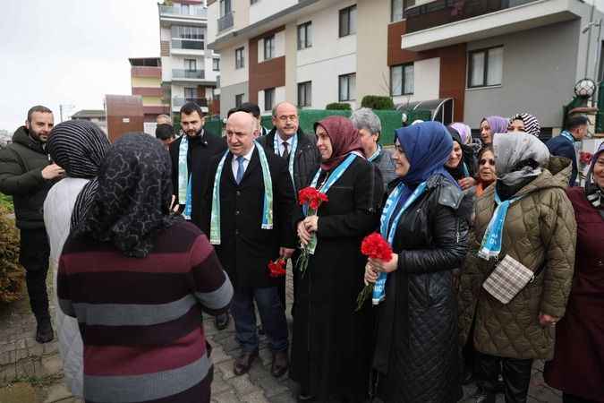 Bıyık, Darıcalılara karanfil dağıttı